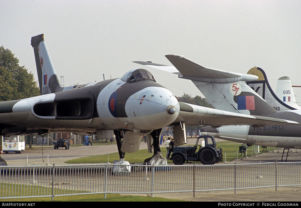 Aircraft Photo of XJ824 | Avro 698 Vulcan B.2A | UK - Air Force | AirHistory.net #100966