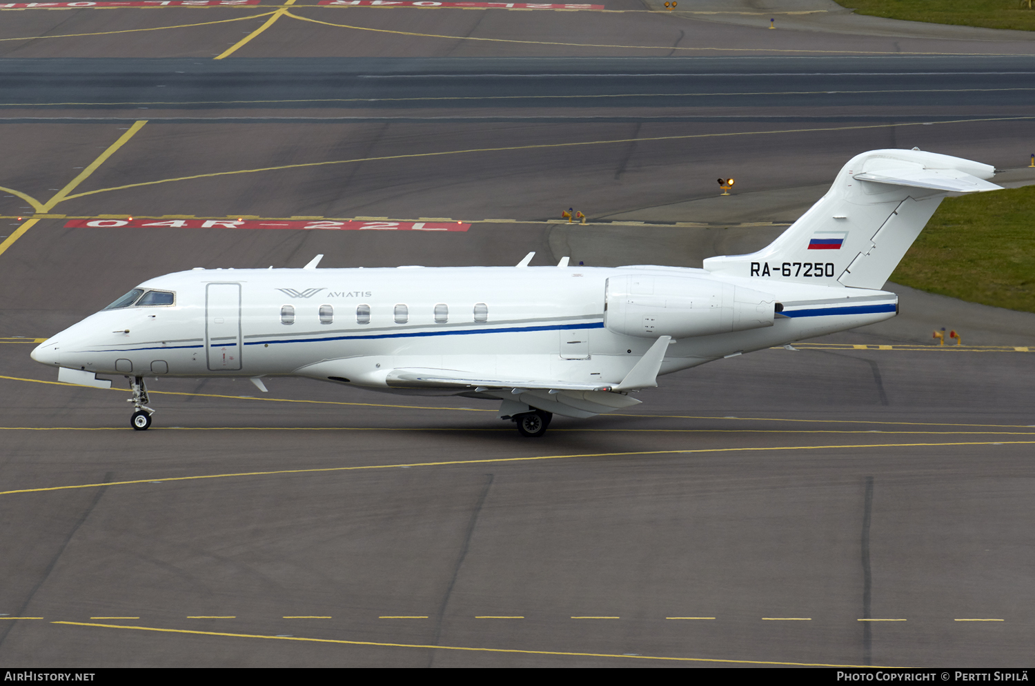 Aircraft Photo of RA-67250 | Bombardier Challenger 300 (BD-100-1A10) | Aviatis | AirHistory.net #103521