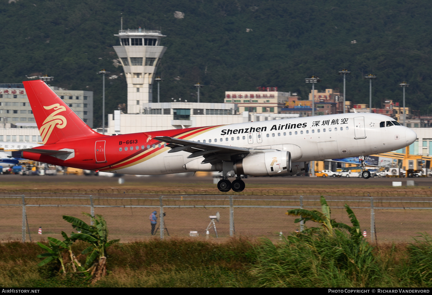 Aircraft Photo of B-6613 | Airbus A320-232 | Shenzhen Airlines | AirHistory.net #104074