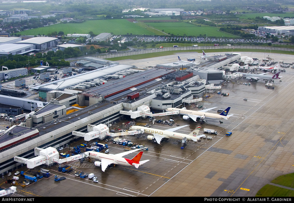 Airport photo of London - Heathrow (EGLL / LHR) in England, United Kingdom | AirHistory.net #104938