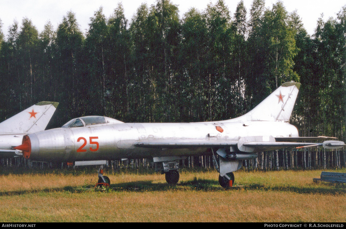 Aircraft Photo of 25 red | Sukhoi Su-7B | Soviet Union - Air Force | AirHistory.net #105376