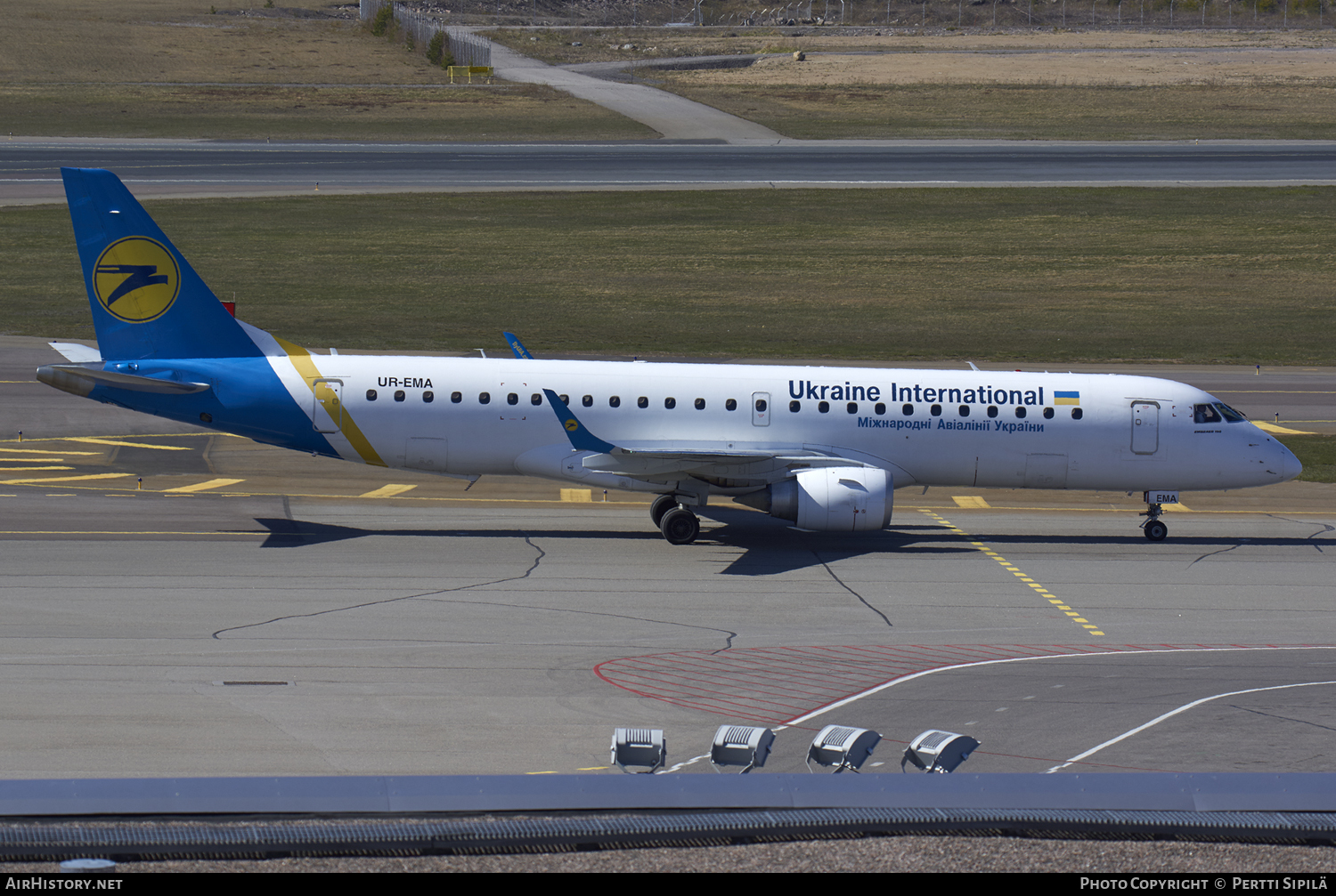 Aircraft Photo of UR-EMA | Embraer 190STD (ERJ-190-100STD) | Ukraine International Airlines | AirHistory.net #105429