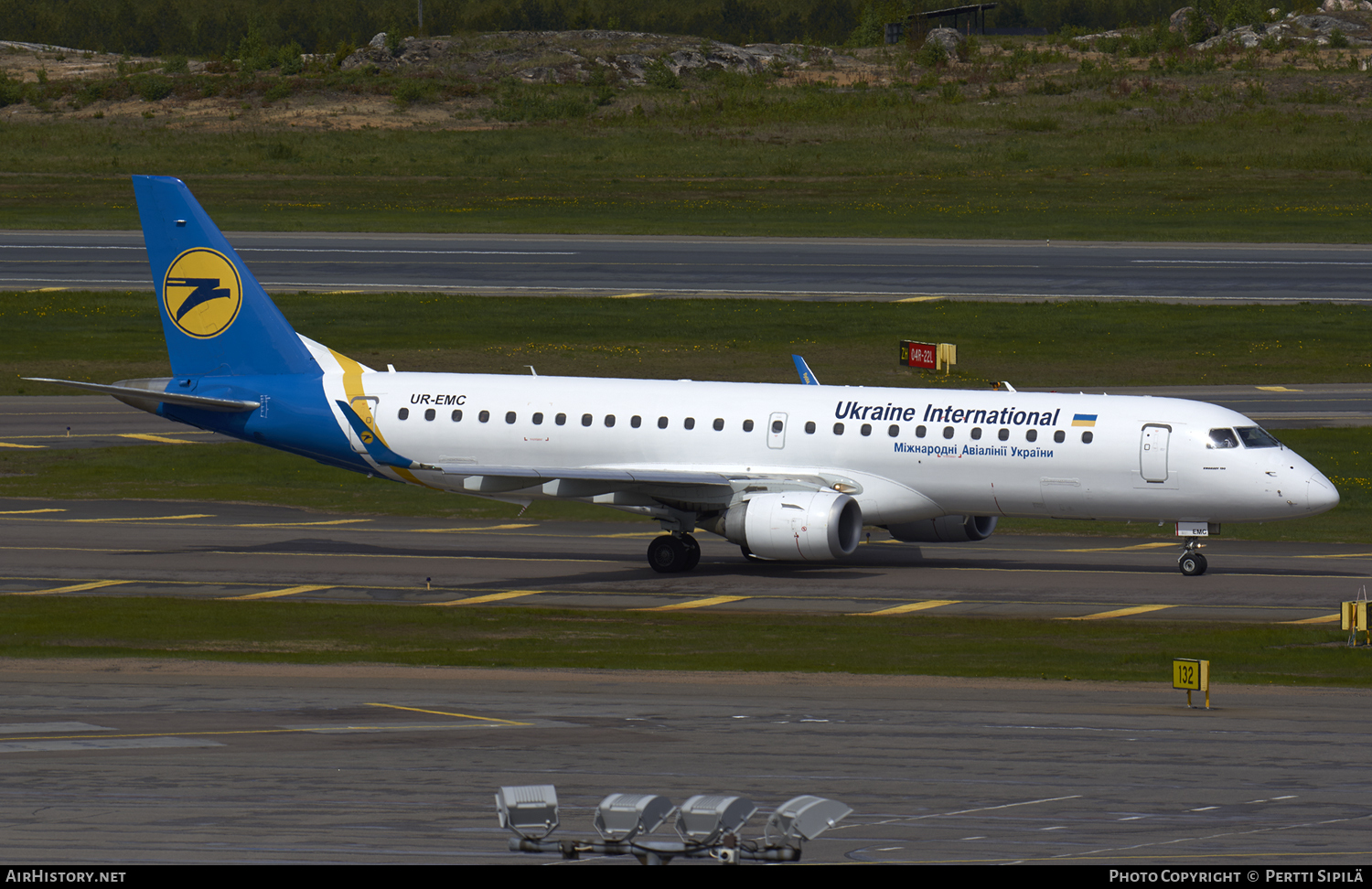 Aircraft Photo of UR-EMC | Embraer 190STD (ERJ-190-100STD) | Ukraine International Airlines | AirHistory.net #105442