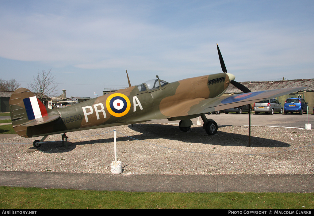 Aircraft Photo of R6690 | Supermarine Spitfire (model) | UK - Air Force | AirHistory.net #105466