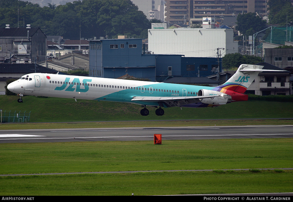 Aircraft Photo of JA8069 | McDonnell Douglas MD-90-30 | Japan Air System - JAS | AirHistory.net #105495
