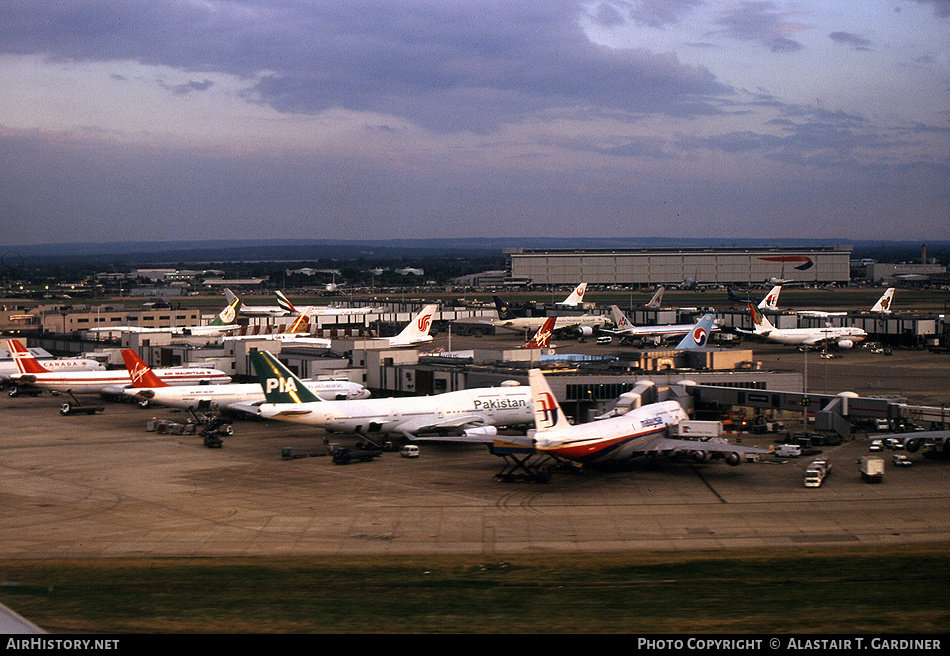 Airport photo of London - Heathrow (EGLL / LHR) in England, United Kingdom | AirHistory.net #105668