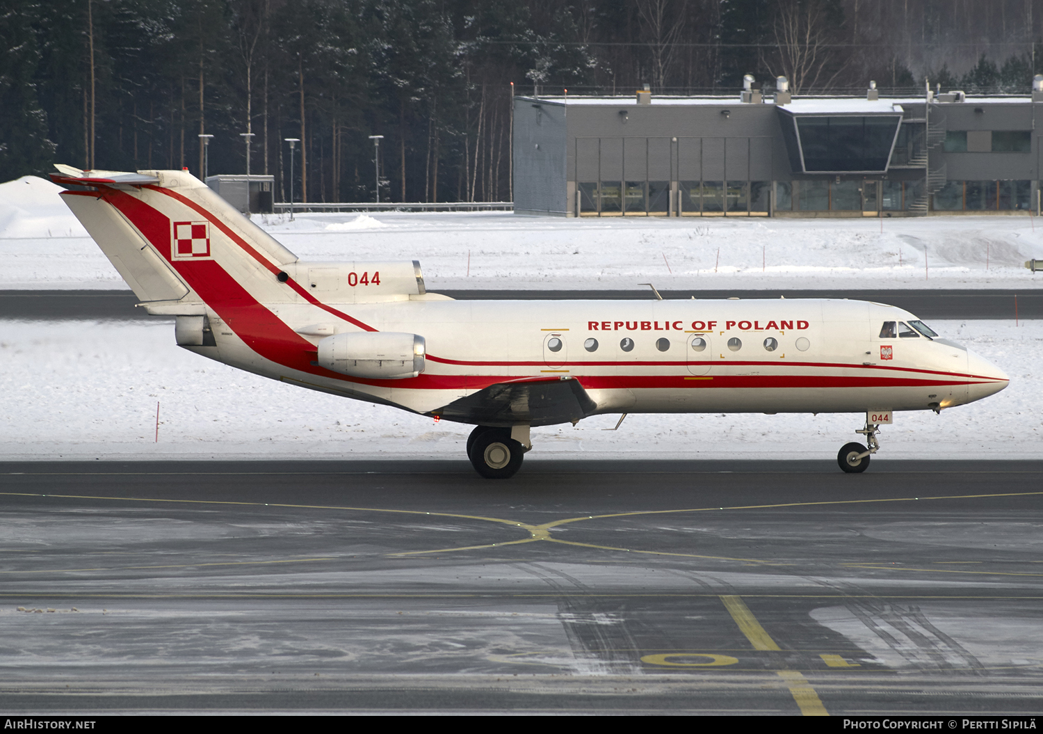 Aircraft Photo of 044 | Yakovlev Yak-40 | Republic of Poland - Rzeczpospolita Polska | AirHistory.net #106017