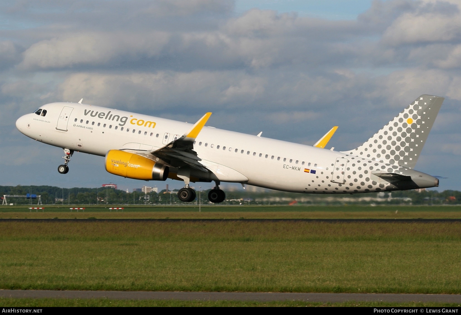 Aircraft Photo of EC-MKM | Airbus A320-232 | Vueling Airlines | AirHistory.net #106585