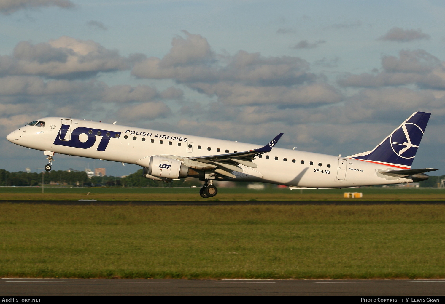 Aircraft Photo of SP-LND | Embraer 195LR (ERJ-190-200LR) | LOT Polish Airlines - Polskie Linie Lotnicze | AirHistory.net #106759