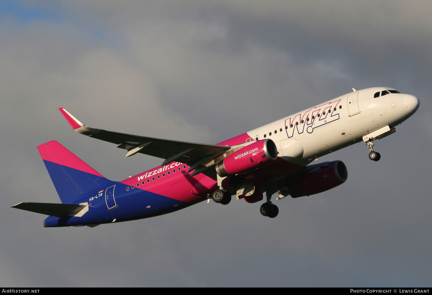 Aircraft Photo of HA-LYR | Airbus A320-232 | Wizz Air | AirHistory.net #107379