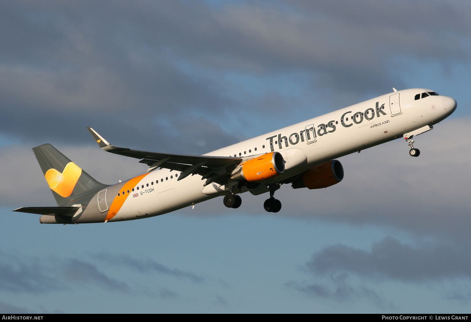 Aircraft Photo of G-TCDH | Airbus A321-211 | Thomas Cook Airlines | AirHistory.net #107441