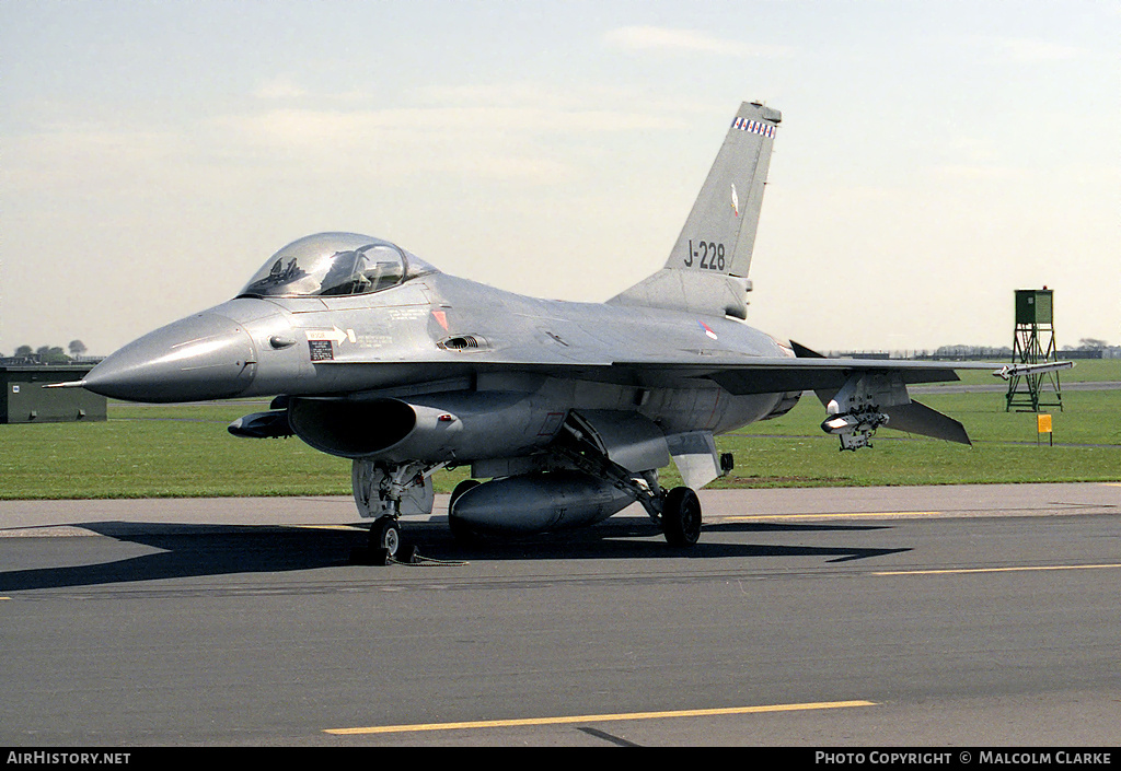 Aircraft Photo of J-228 | General Dynamics F-16A Fighting