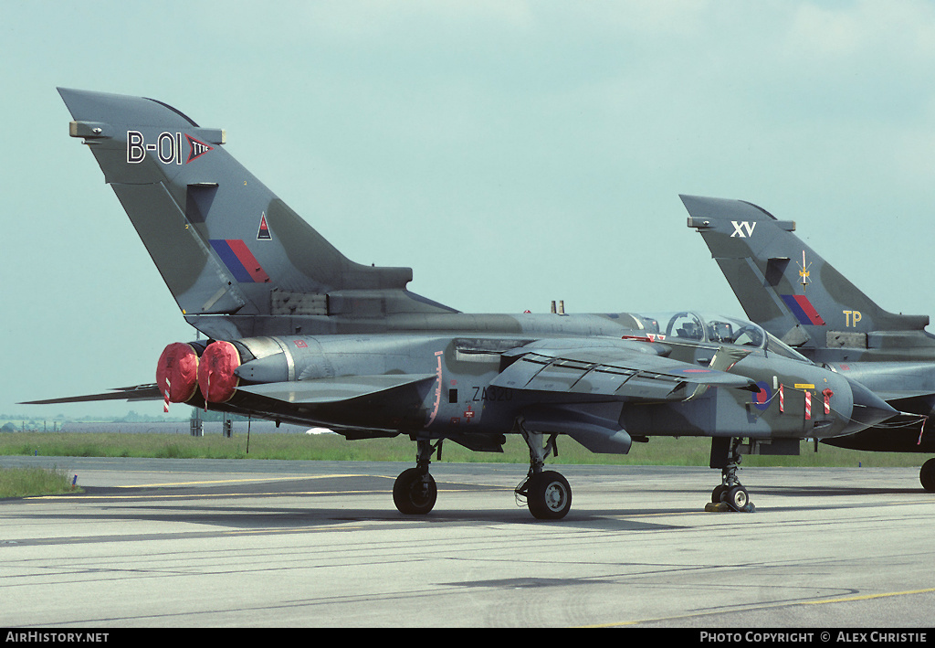 Aircraft Photo of ZA320 | Panavia Tornado GR1 | UK - Air Force | AirHistory.net #110890