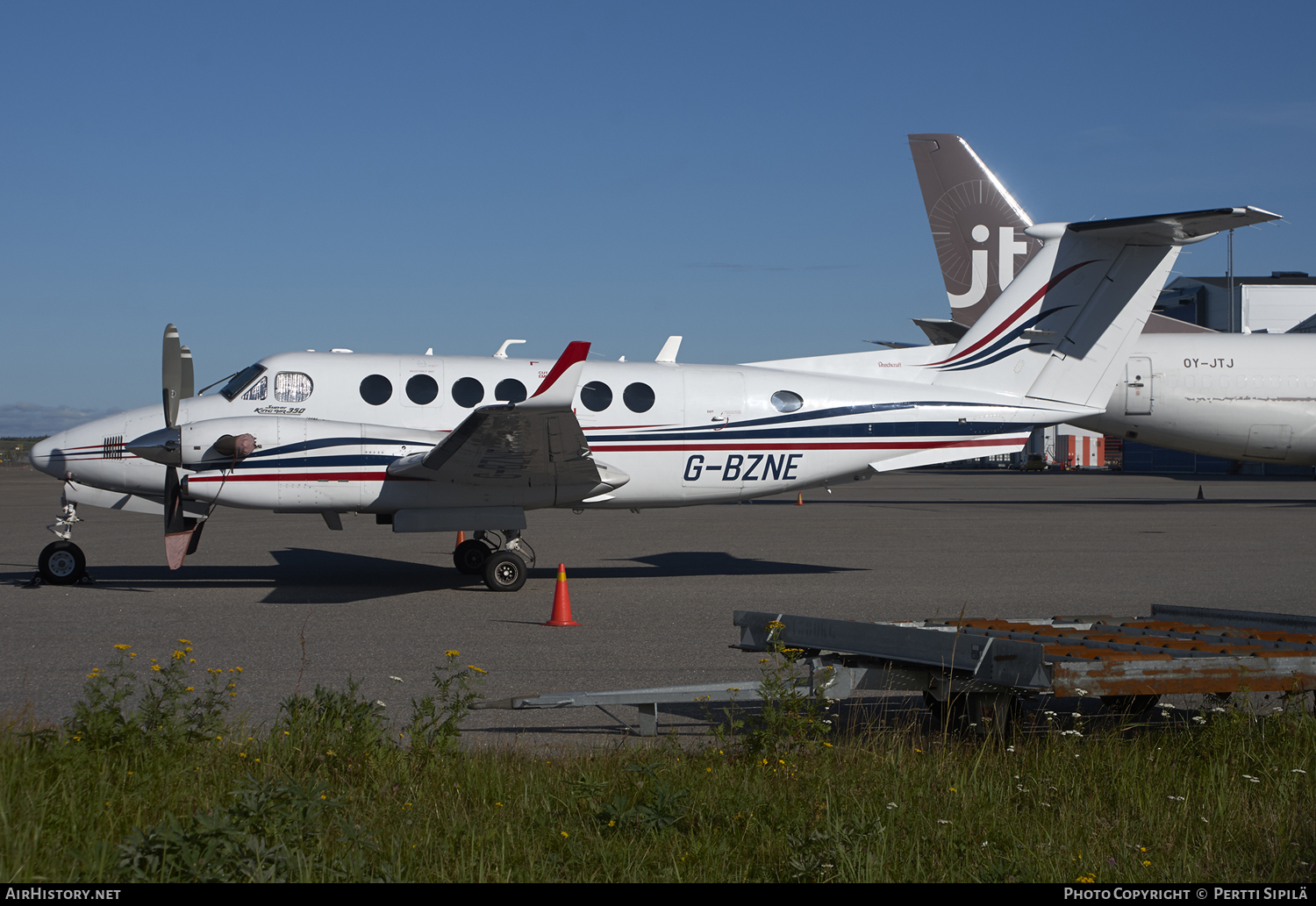 Aircraft Photo of G-BZNE | Raytheon 350 King Air (B300) | AirHistory.net #111194