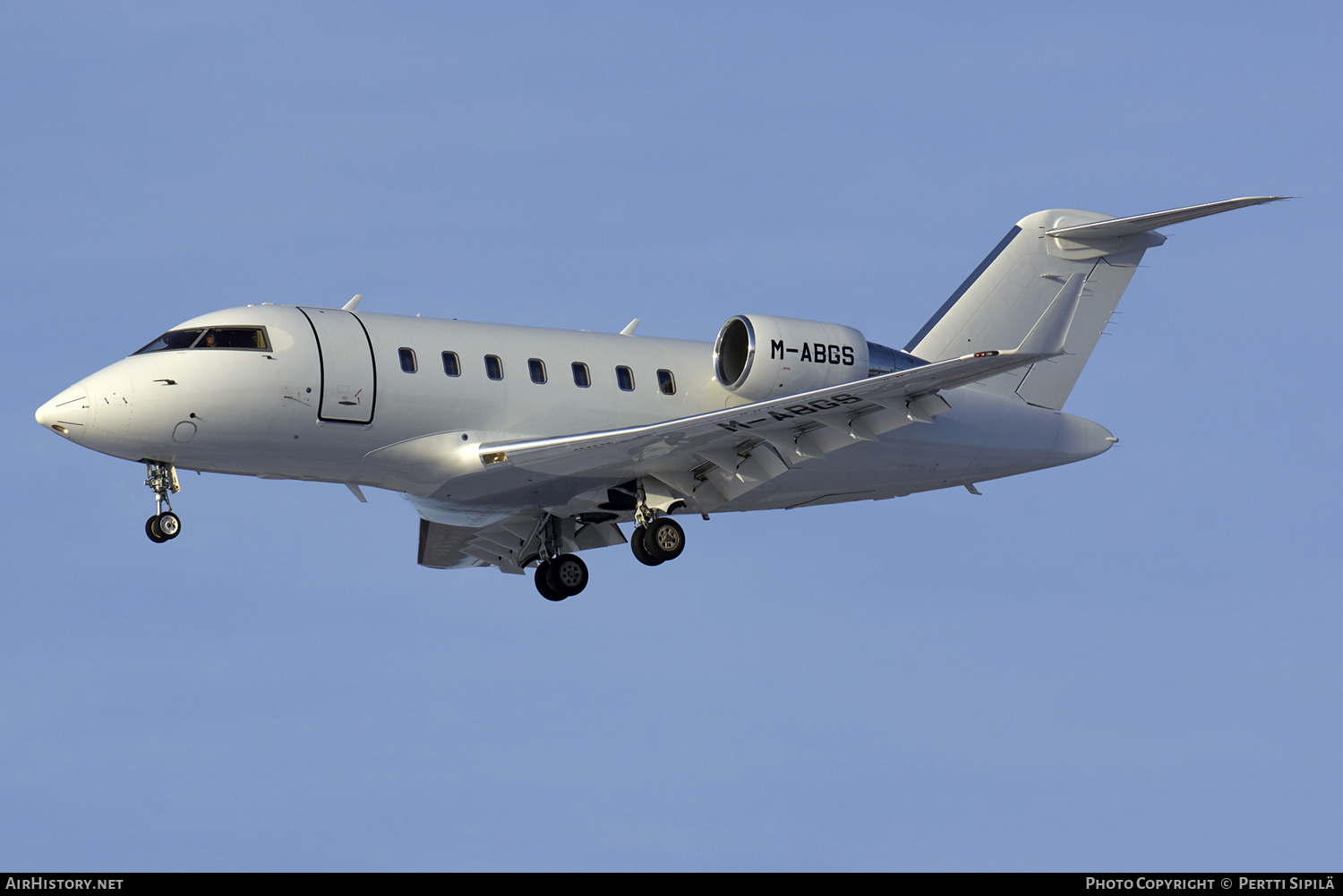 Aircraft Photo of M-ABGS | Bombardier Challenger 605 (CL-600-2B16) | AirHistory.net #111201