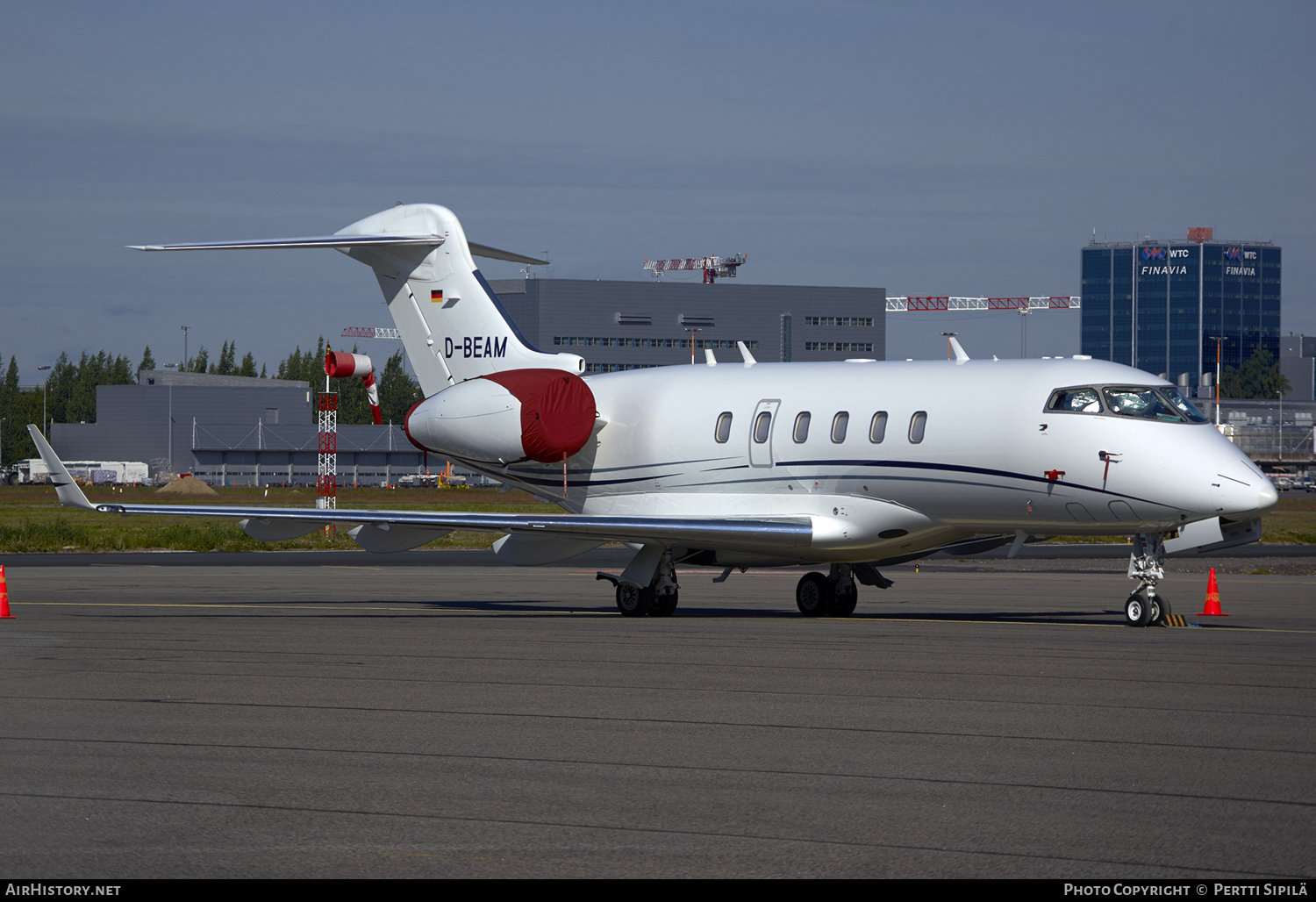 Aircraft Photo of D-BEAM | Bombardier Challenger 300 (BD-100-1A10) | AirHistory.net #112462