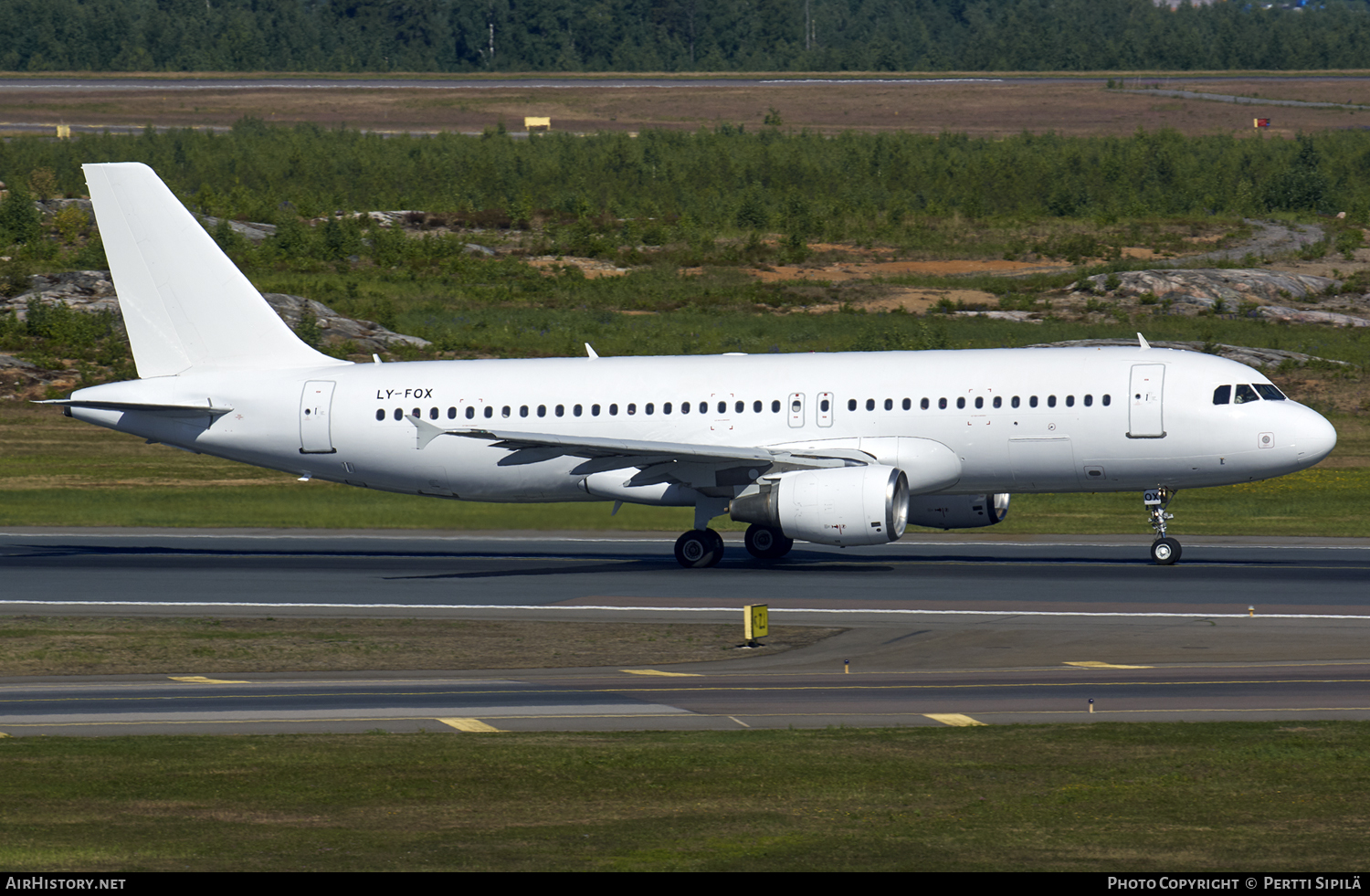 Aircraft Photo of LY-FOX | Airbus A320-214 | AirHistory.net #113354