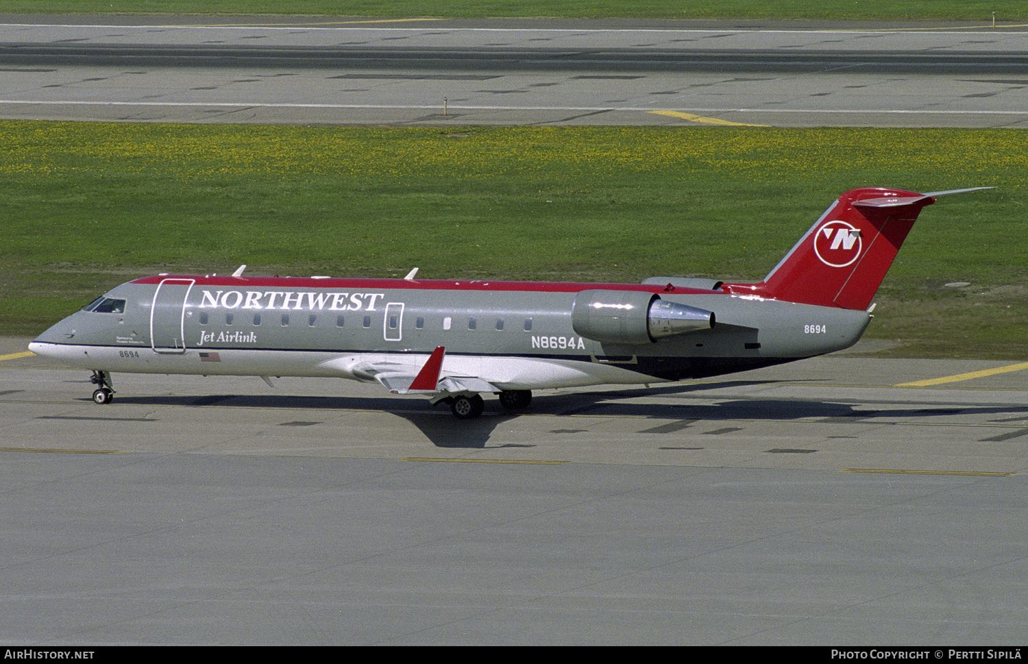 Aircraft Photo of N8694A | Bombardier CRJ-200 (CL-600-2B19) | Northwest Jet Airlink | AirHistory.net #114385