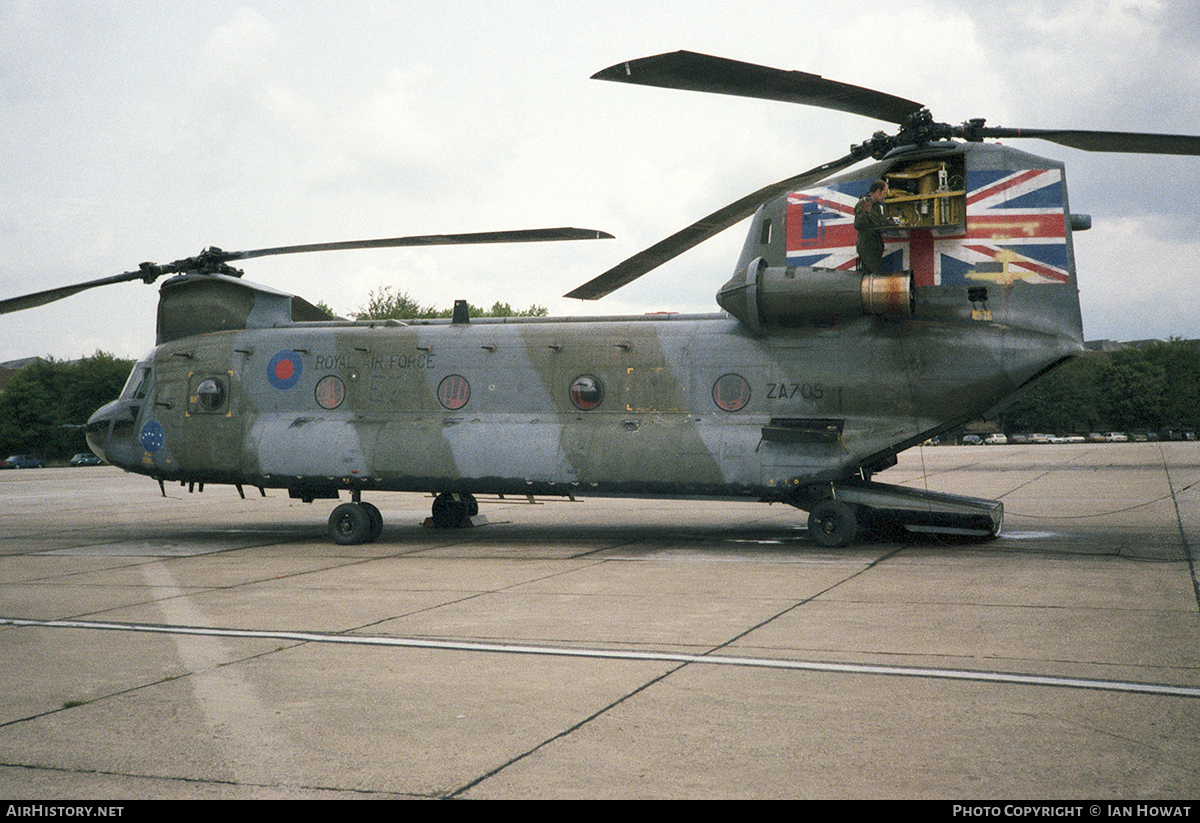 Aircraft Photo of ZA705 | Boeing Vertol Chinook HC1 (352) | UK - Air Force | AirHistory.net #115133