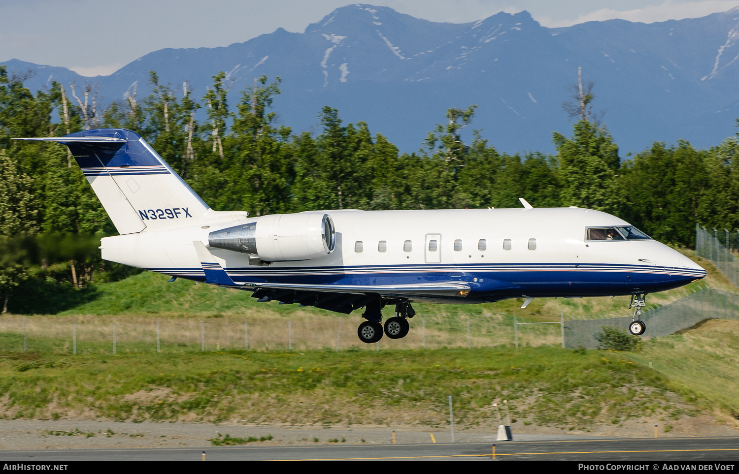 Aircraft Photo of N329FX | Bombardier Challenger 604 (CL-600-2B16) | AirHistory.net #115385