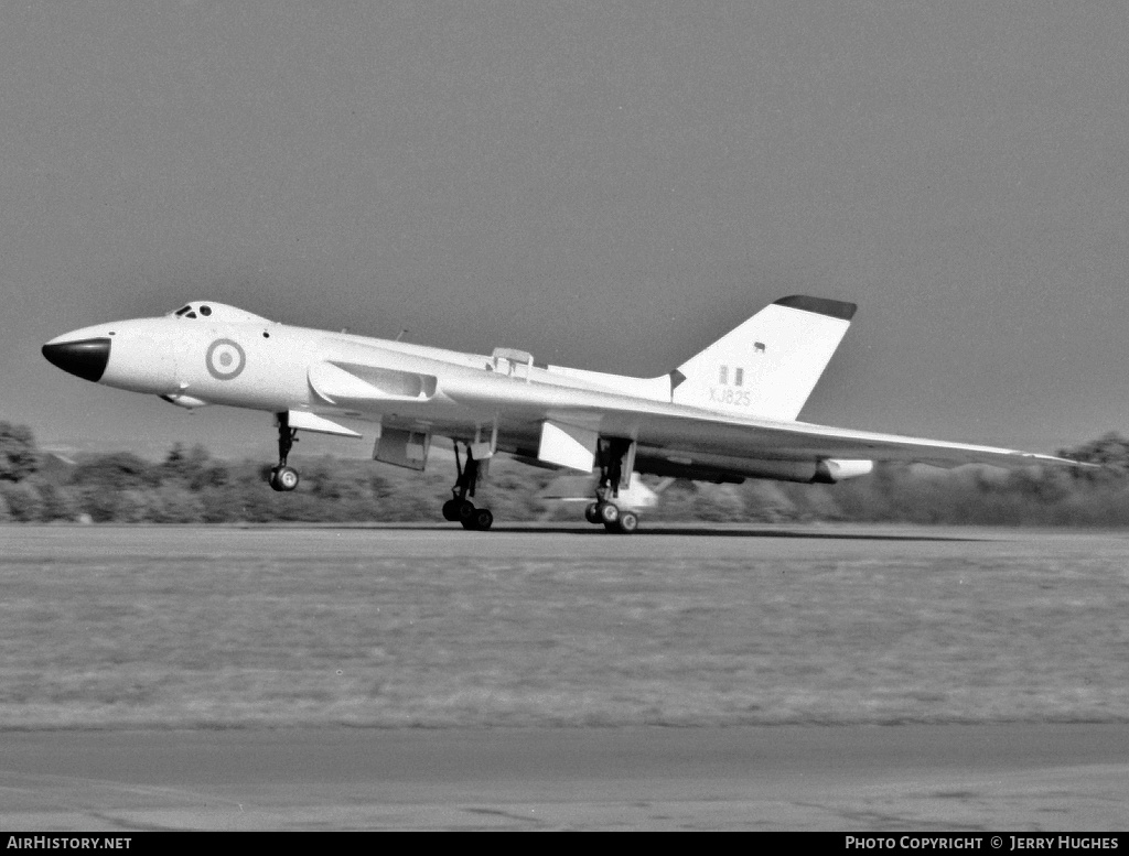 Aircraft Photo of XJ825 | Avro 698 Vulcan B.2 | UK - Air Force | AirHistory.net #116157