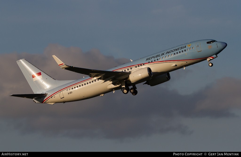 Aircraft Photo of A-001 | Boeing 737-8U3 | Republik Indonesia | AirHistory.net #118202