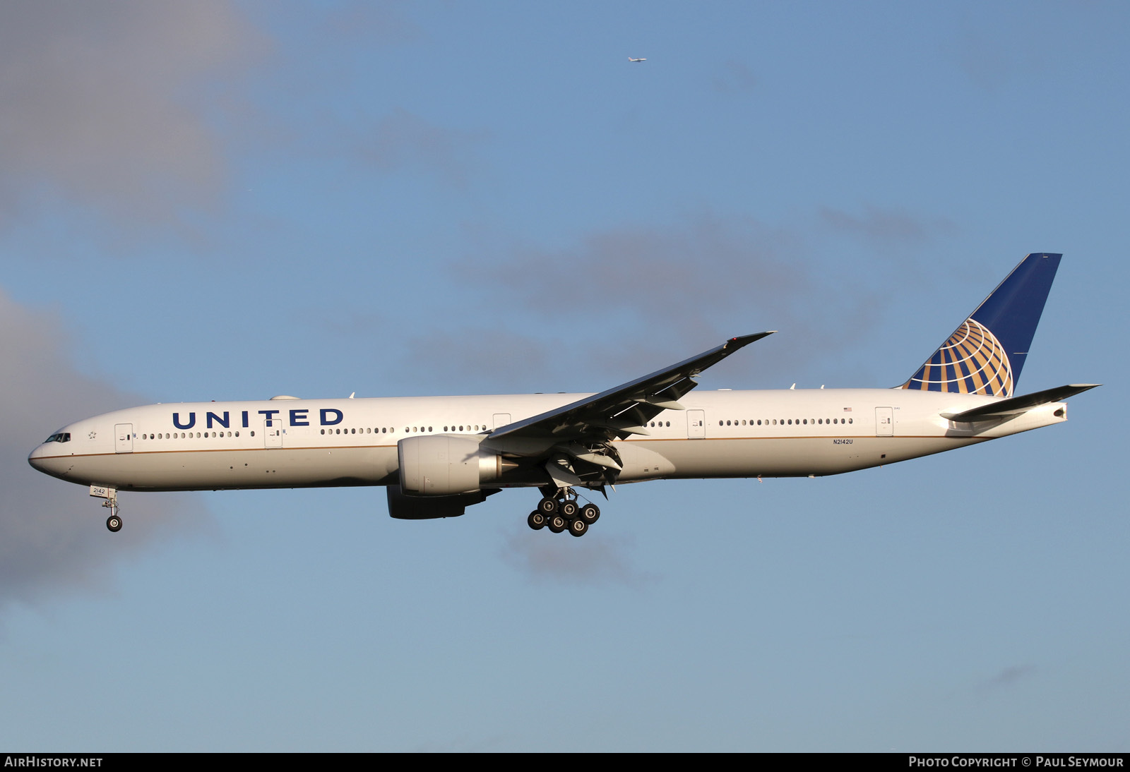 Aircraft Photo of N2142U | Boeing 777-300/ER | United Airlines | AirHistory.net #119176