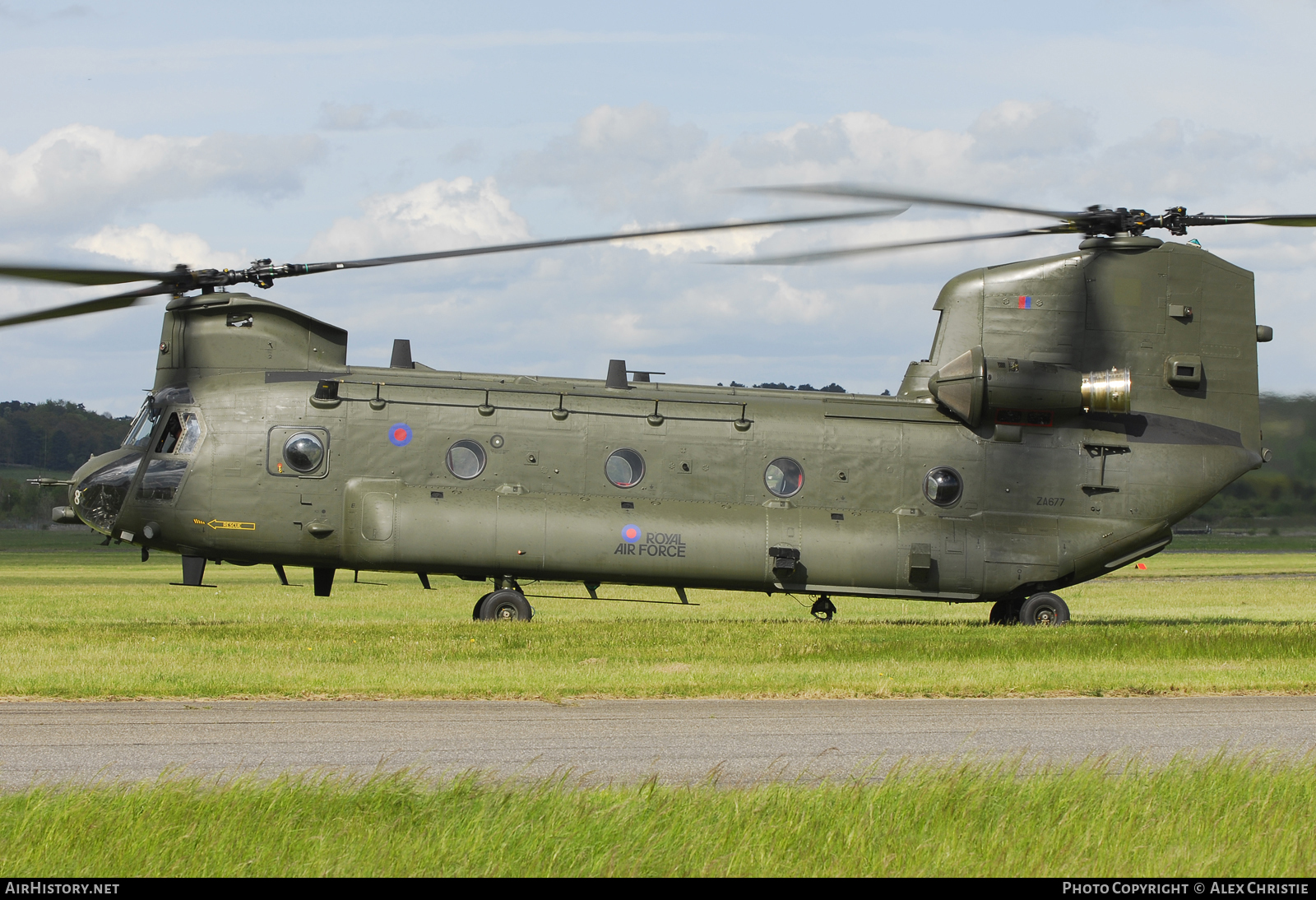 Aircraft Photo of ZA677 | Boeing Vertol Chinook HC1 (352) | UK - Air Force | AirHistory.net #119825