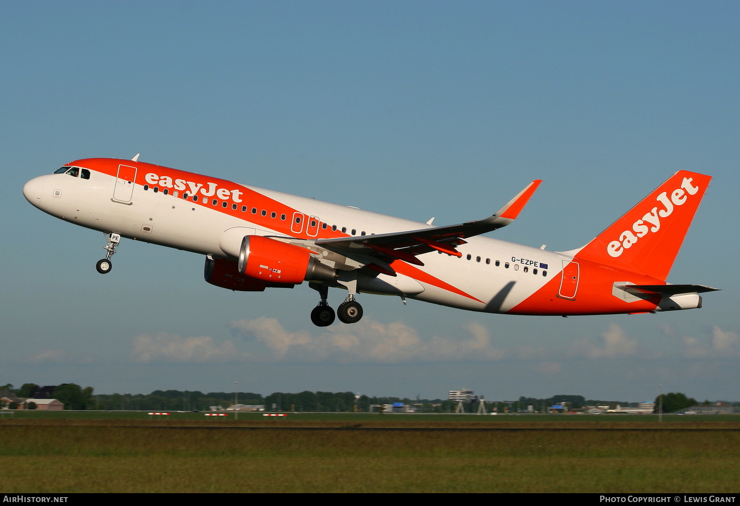 Aircraft Photo of G-EZPE | Airbus A320-214 | EasyJet | AirHistory.net #120603