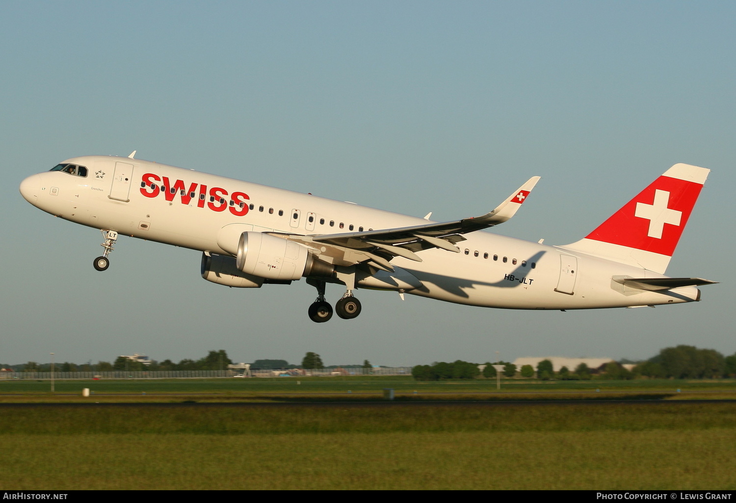 Aircraft Photo of HB-JLT | Airbus A320-214 | Swiss International Air Lines | AirHistory.net #122194