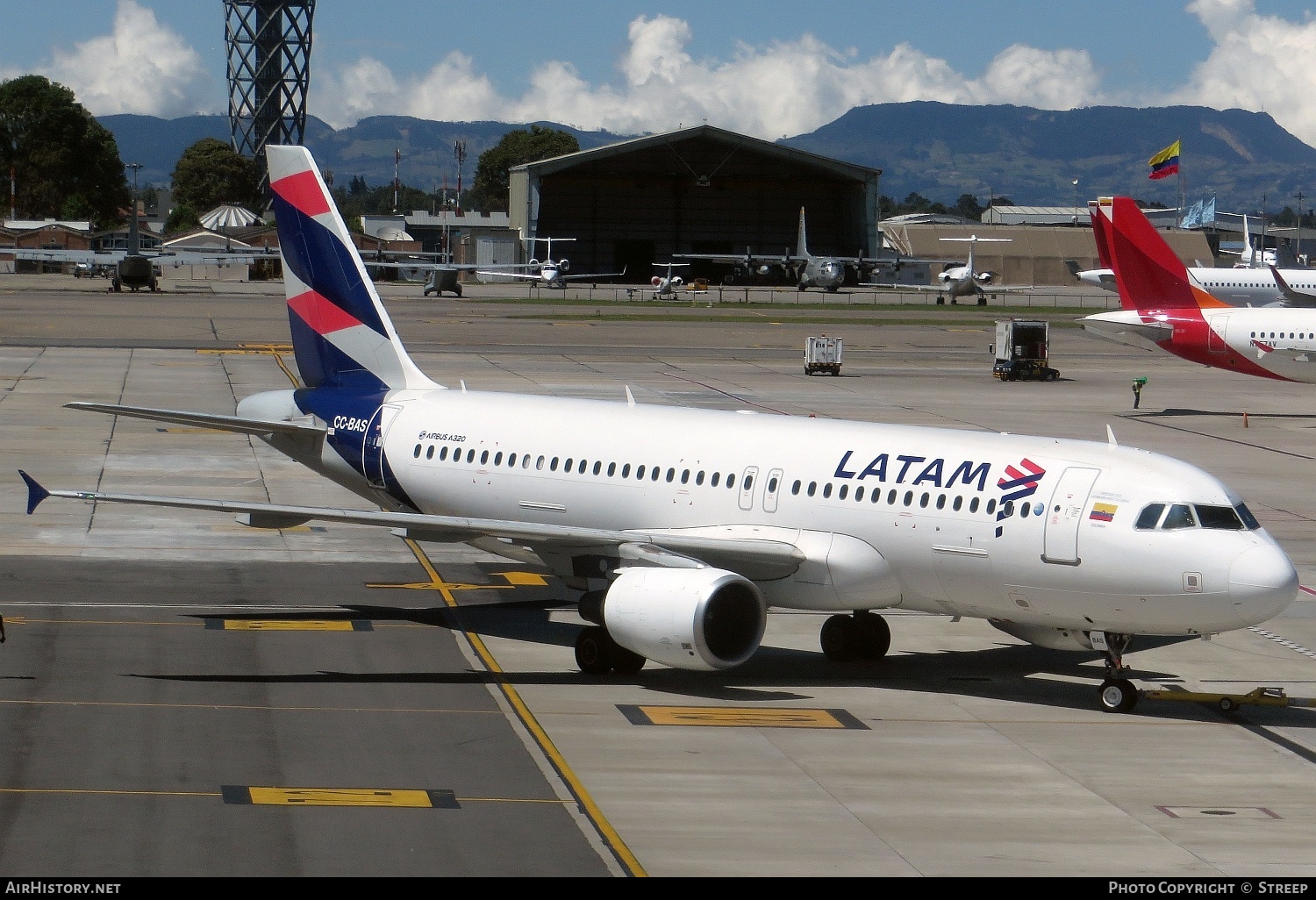 Aircraft Photo of CC-BAS | Airbus A320-214 | LATAM Airlines | AirHistory.net #124026
