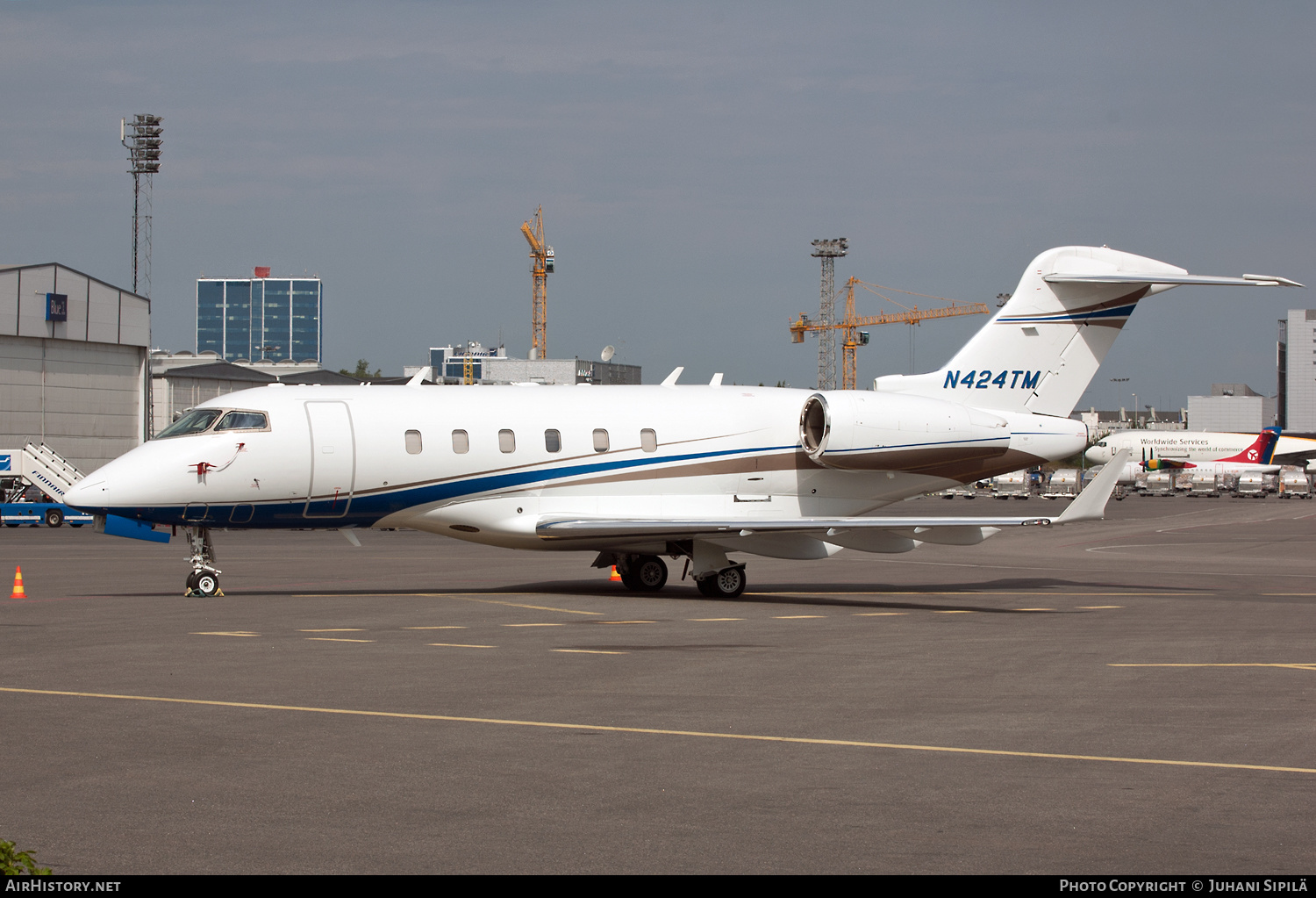 Aircraft Photo of N424TM | Bombardier Challenger 300 (BD-100-1A10) | AirHistory.net #124529