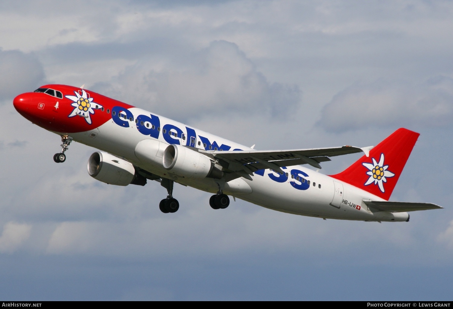 Aircraft Photo of HB-IJW | Airbus A320-214 | Edelweiss Air | AirHistory.net #125080