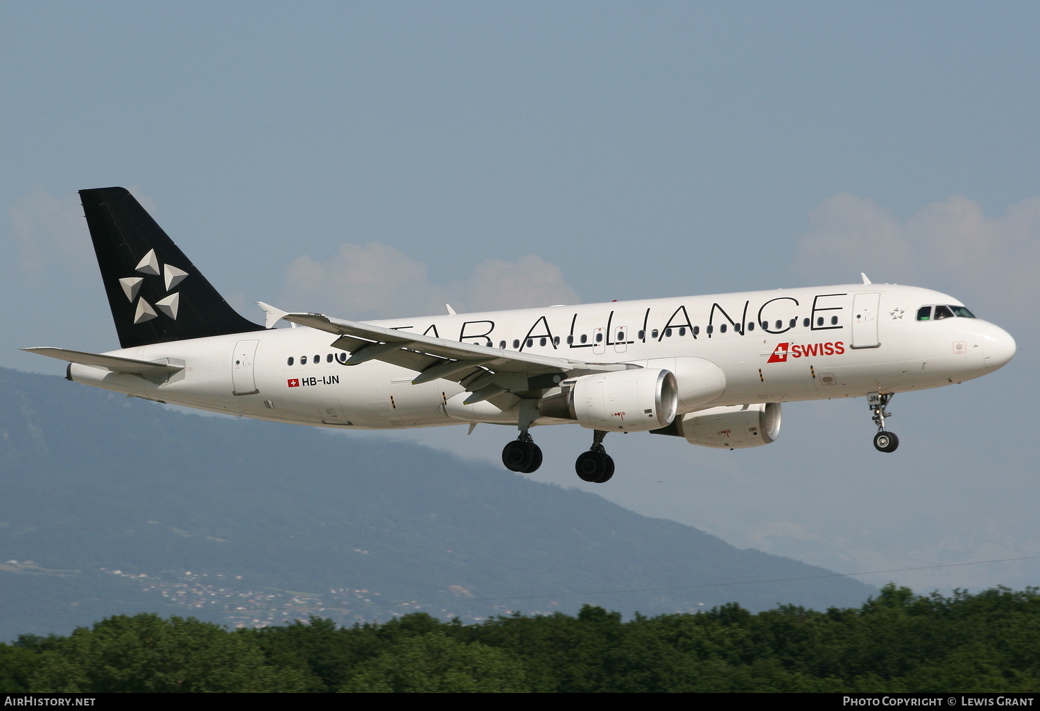 Aircraft Photo of HB-IJN | Airbus A320-214 | Swiss International Air Lines | AirHistory.net #125436