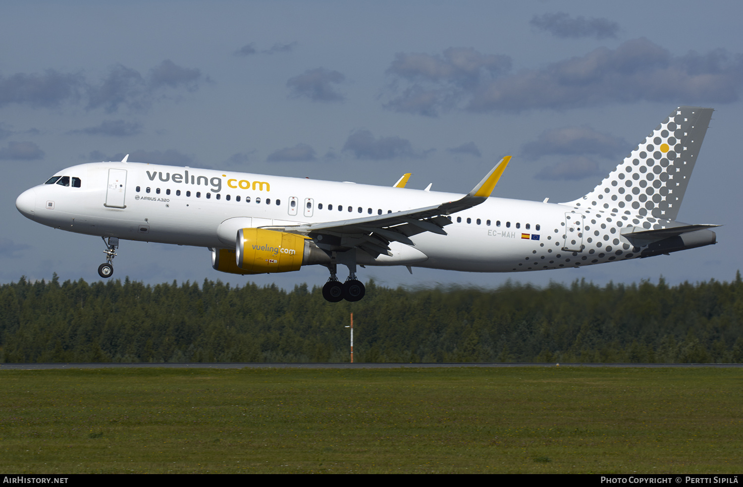 Aircraft Photo of EC-MAH | Airbus A320-214 | Vueling Airlines | AirHistory.net #125992
