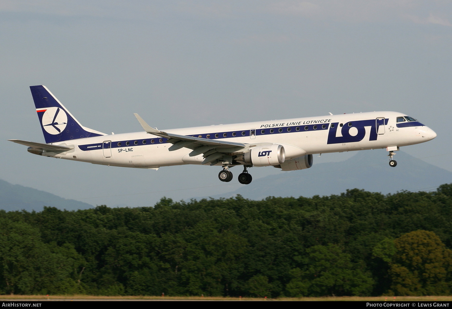 Aircraft Photo of SP-LNC | Embraer 195LR (ERJ-190-200LR) | LOT Polish Airlines - Polskie Linie Lotnicze | AirHistory.net #126862