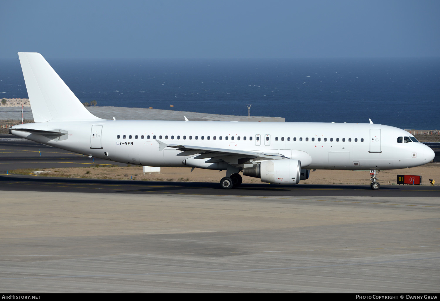 Aircraft Photo of LY-VEB | Airbus A320-214 | AirHistory.net #130319