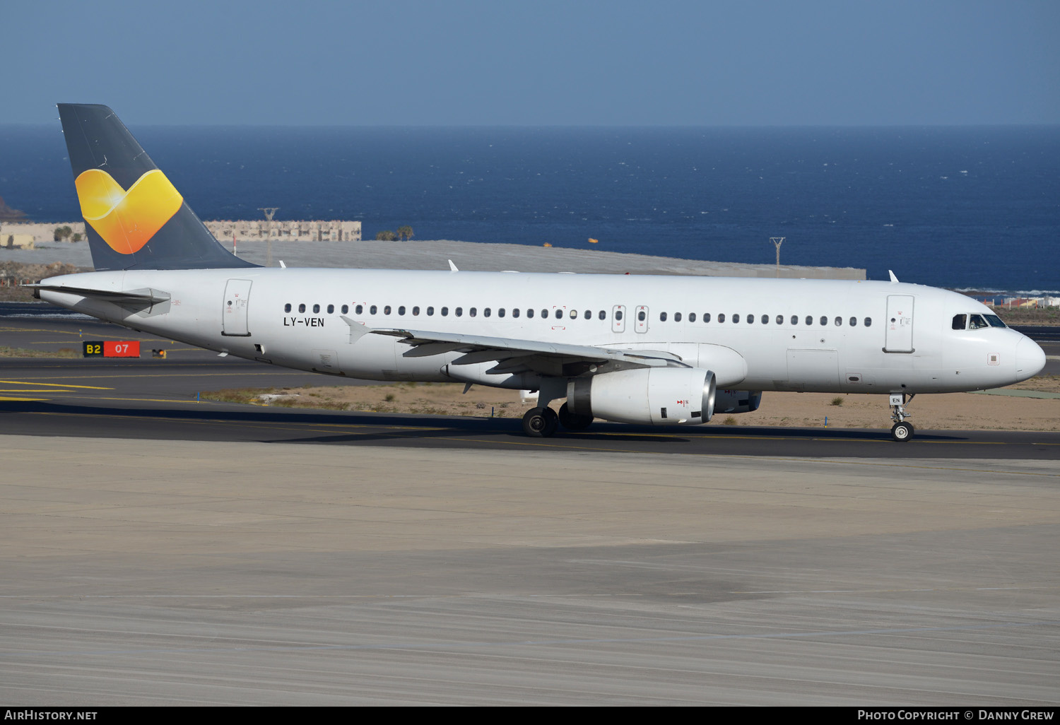 Aircraft Photo of LY-VEN | Airbus A320-233 | Thomas Cook Airlines | AirHistory.net #130325