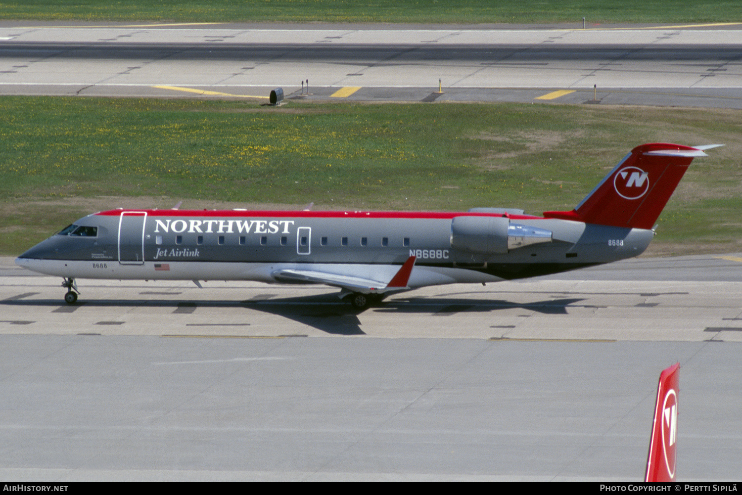 Aircraft Photo of N8688C | Bombardier CRJ-200ER (CL-600-2B19) | Northwest Jet Airlink | AirHistory.net #130744