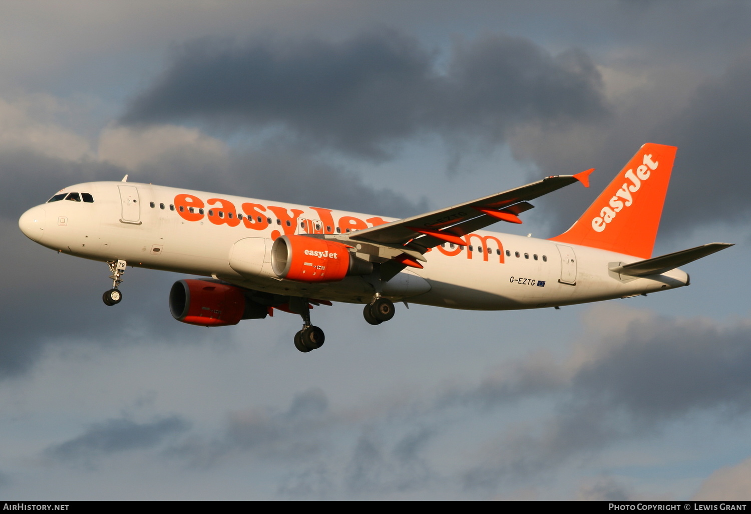 Aircraft Photo of G-EZTG | Airbus A320-214 | EasyJet | AirHistory.net #131375