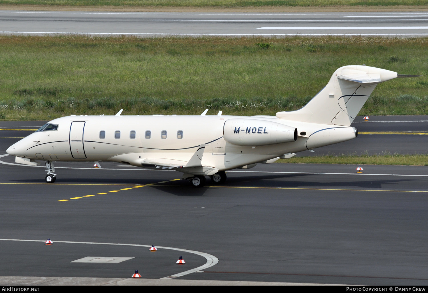 Aircraft Photo of M-NOEL | Bombardier Challenger 300 (BD-100-1A10) | AirHistory.net #133292