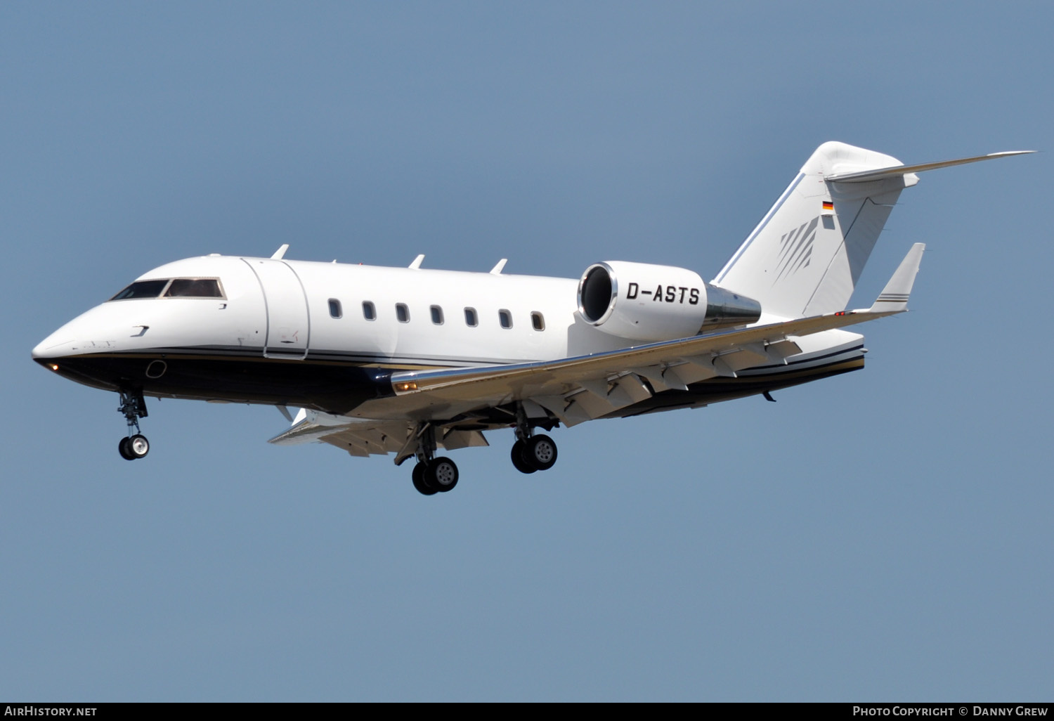 Aircraft Photo of D-ASTS | Bombardier Challenger 604 (CL-600-2B16) | AirHistory.net #133903