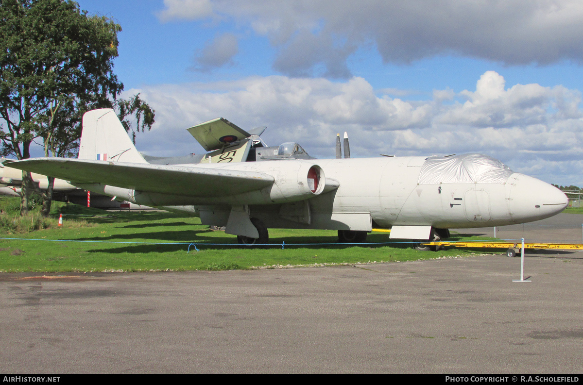 Aircraft Photo of WH846 | English Electric Canberra T4 | UK - Air Force | AirHistory.net #135275