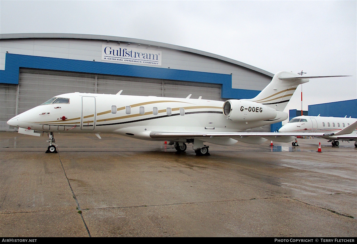 Aircraft Photo of G-OOEG | Bombardier Challenger 350 (BD-100-1A10) | AirHistory.net #136041