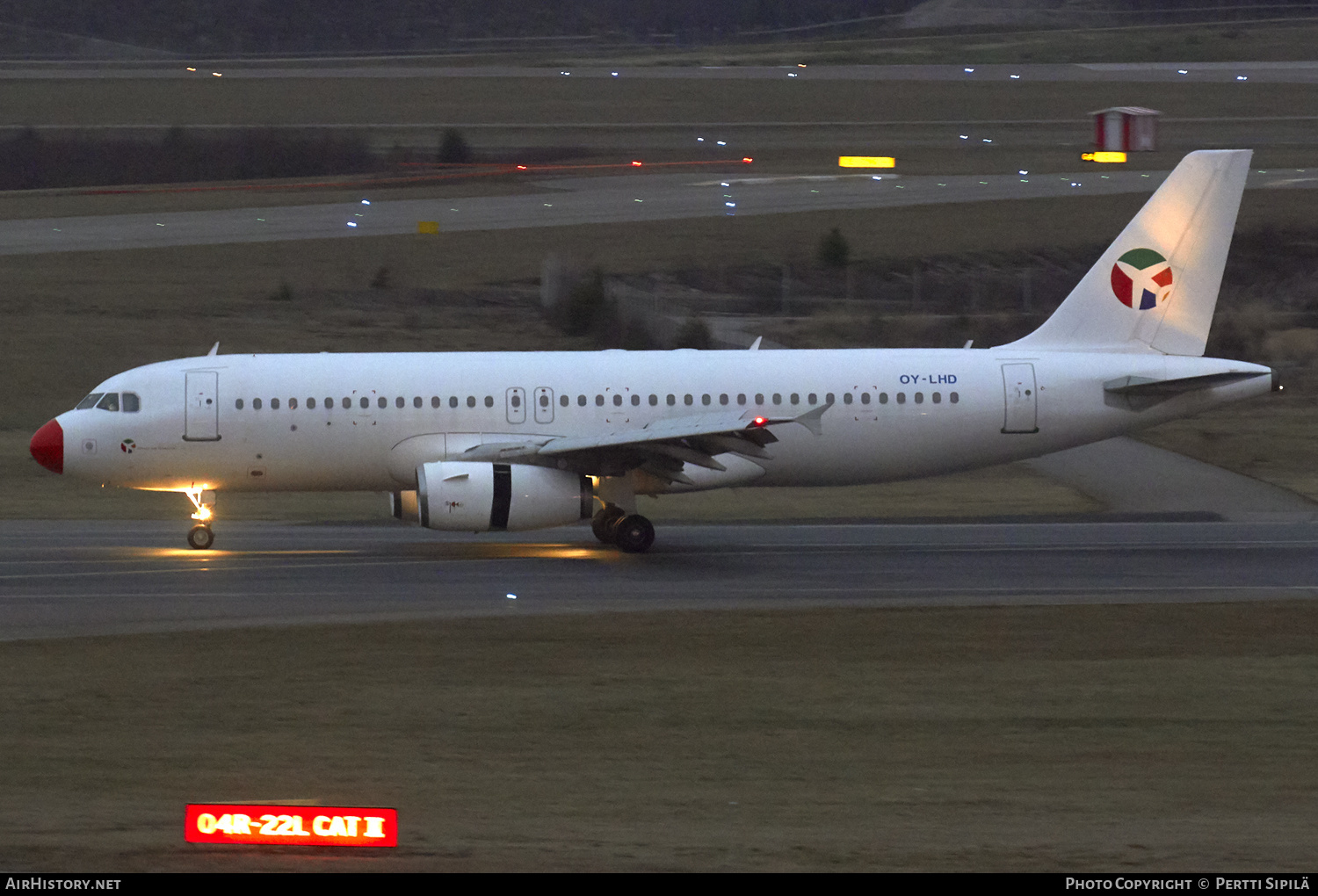 Aircraft Photo of OY-LHD | Airbus A320-231 | Danish Air Transport - DAT | AirHistory.net #138698