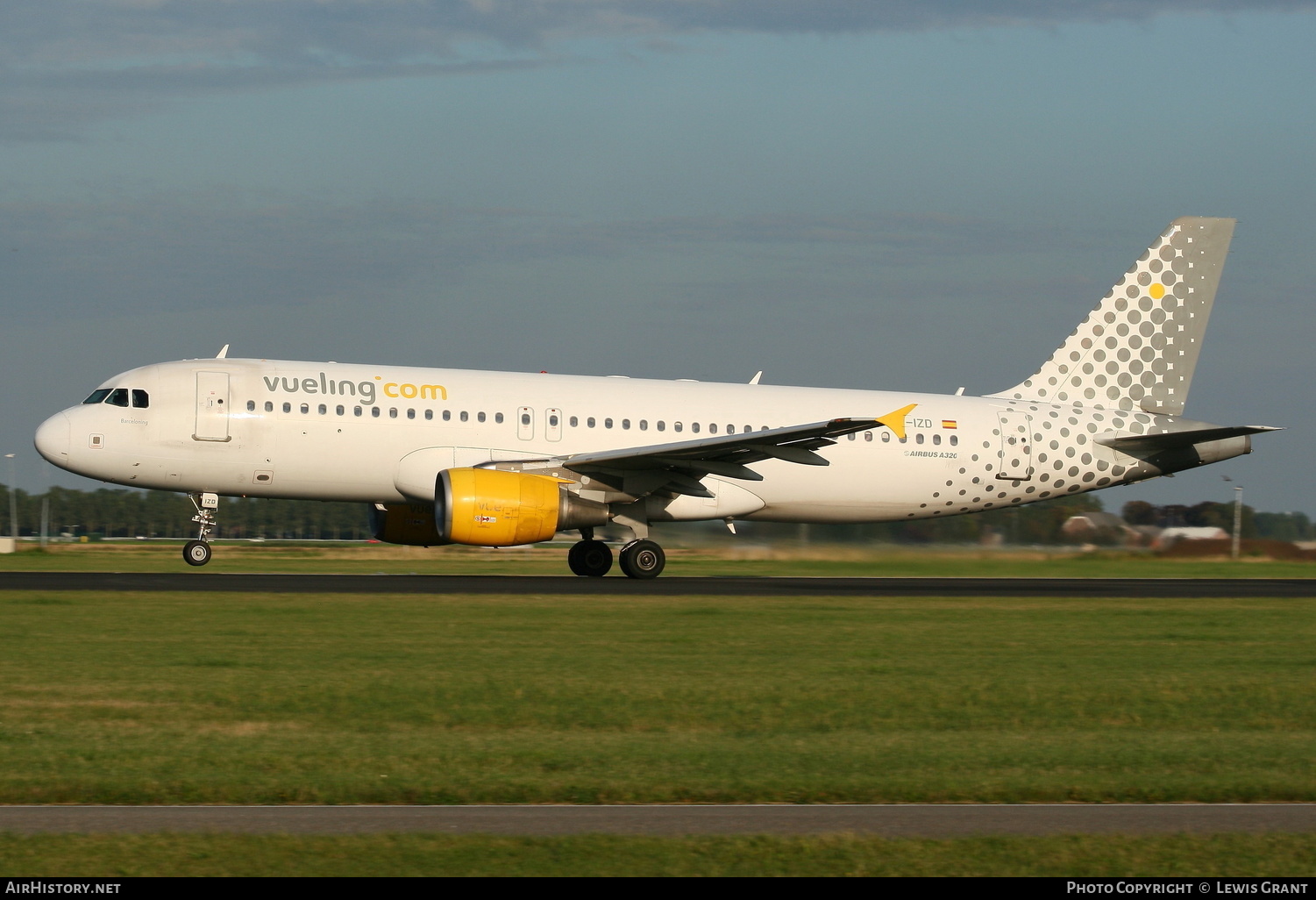 Aircraft Photo of EC-IZD | Airbus A320-214 | Vueling Airlines | AirHistory.net #141271