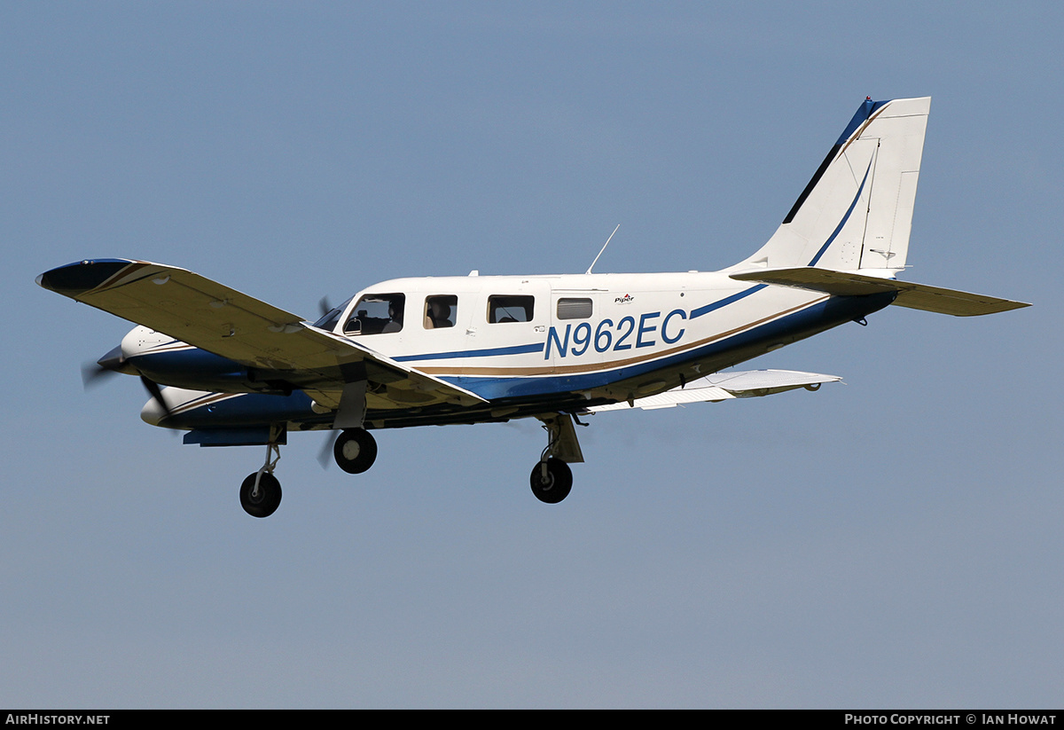Aircraft Photo of N962EC | Piper PA-34-220T Seneca V | AirHistory.net #142270