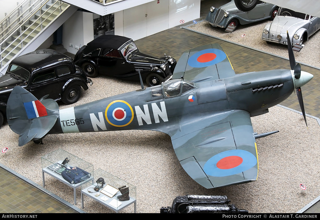 Aircraft Photo of TE565 | Supermarine 361 Spitfire LF9E | UK - Air Force | AirHistory.net #142372