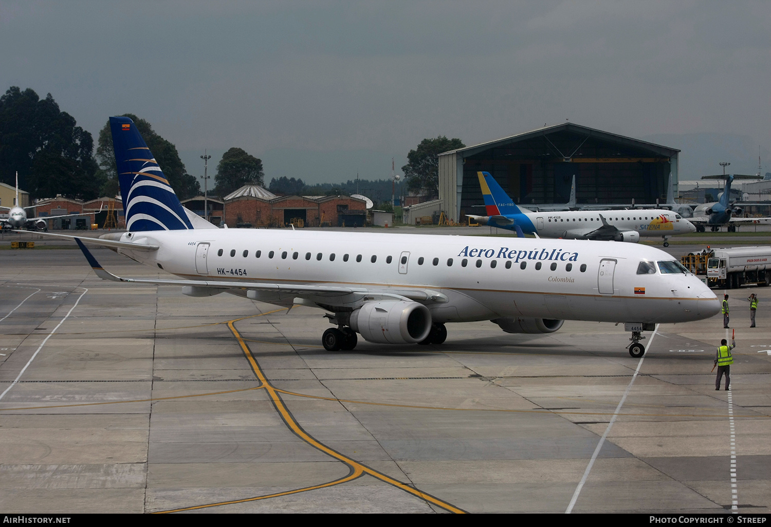 Aircraft Photo of HK-4454 | Embraer 190LR (ERJ-190-100LR) | Aero República | AirHistory.net #143003