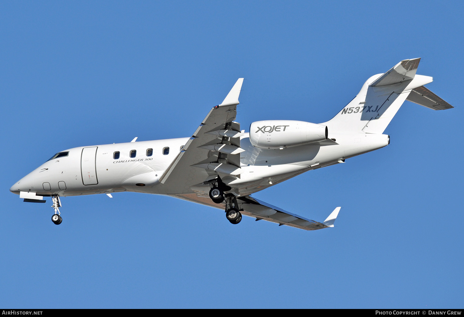 Aircraft Photo of N537XJ | Bombardier Challenger 300 (BD-100-1A10) | XOJet | AirHistory.net #144127